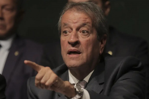 Valdemar pede autorização ao STF para visitar Bolsonaro