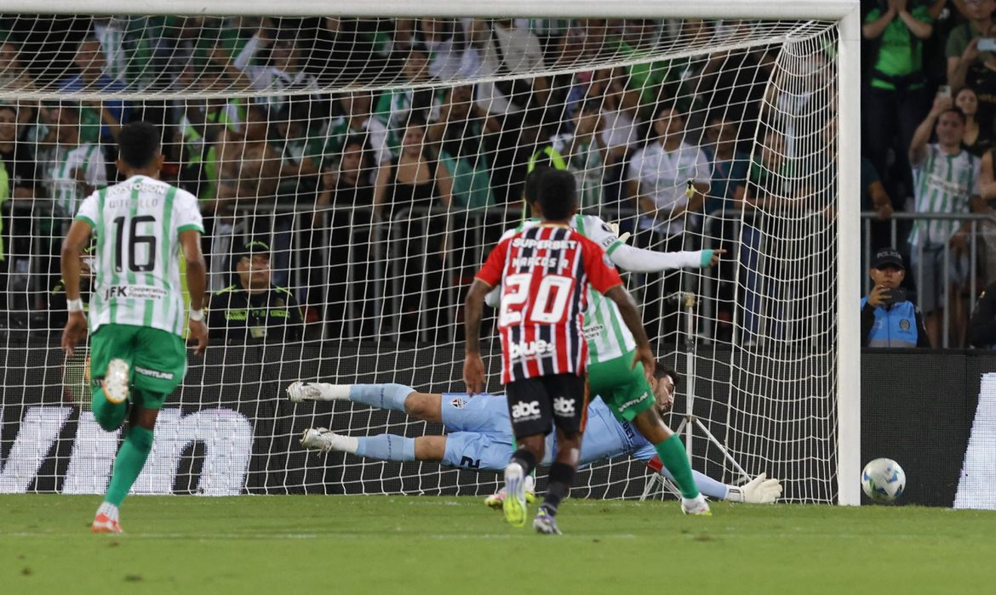 Rafael defende pênalti e São Paulo garante empate na Libertadores