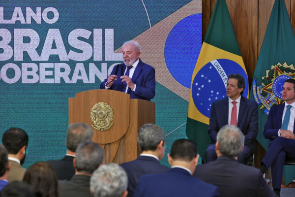 "Mundo está ávido para fazer negociação com o Brasil", afirma Lula
