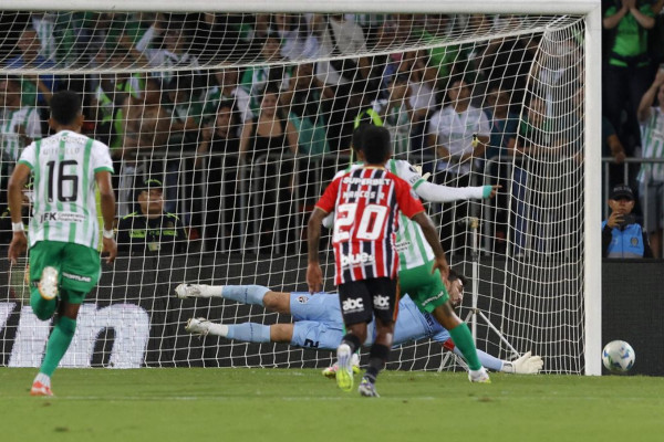 Rafael defende pênalti e São Paulo garante empate na Libertadores