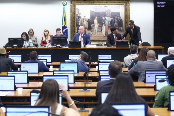CCJ aprova aumento de pena para aliciamento de crianças na internet