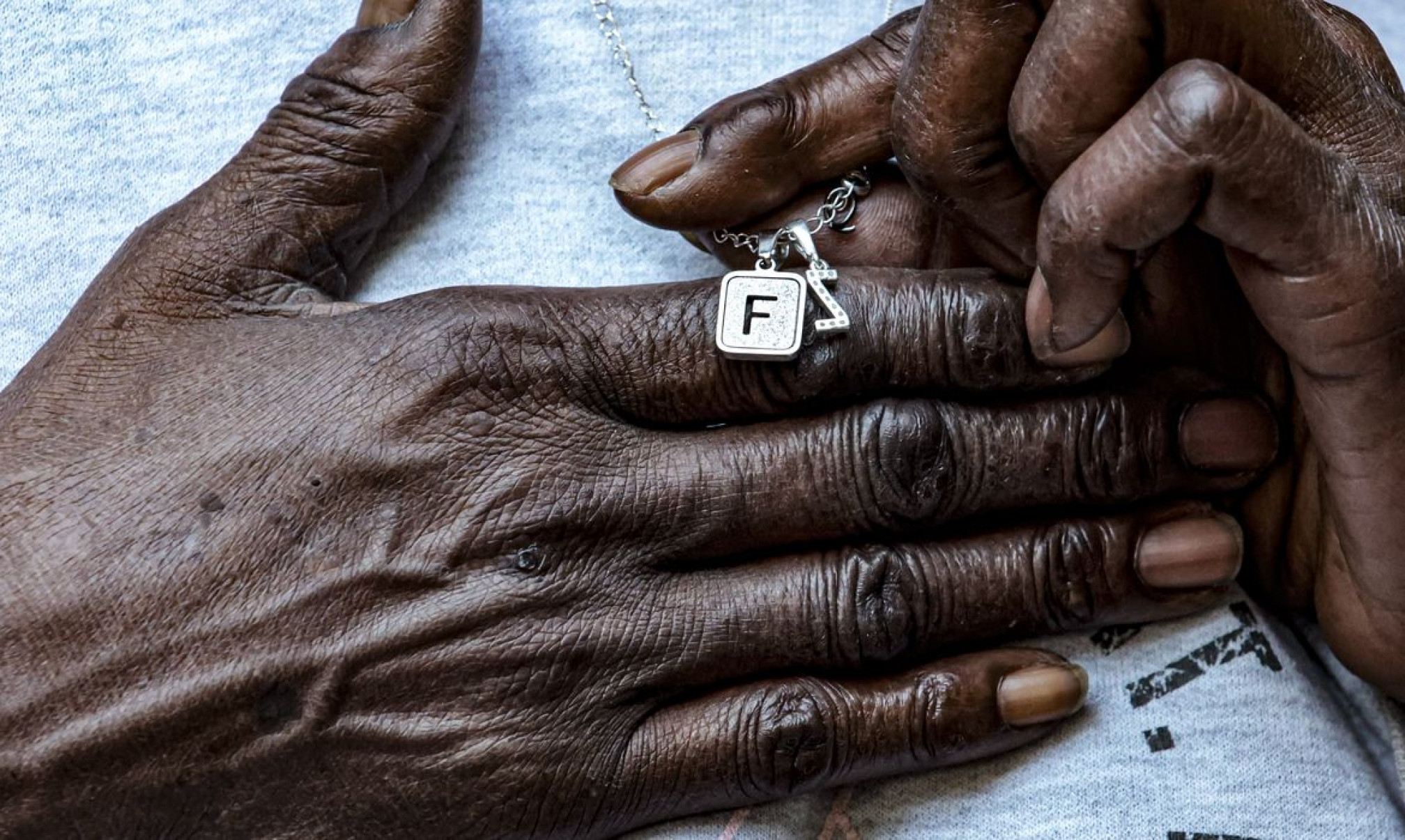 Parecia um hospital de guerra, lembra mãe de jovem morto em chacina