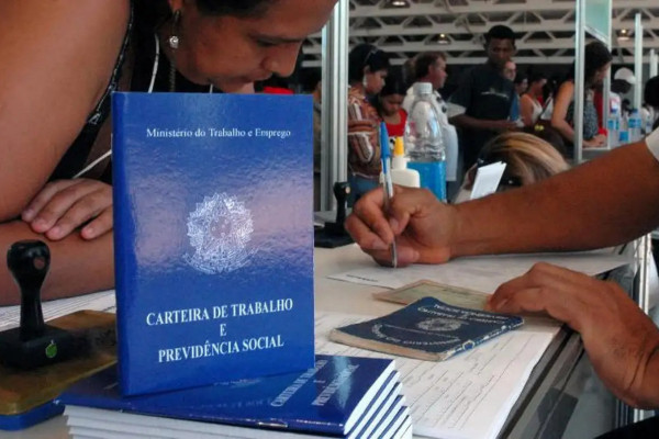 Número de pessoas em busca de emprego cai 21% no segundo trimestre