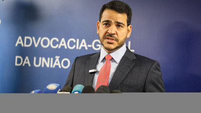AGU pede que Meta exclua chatbots que promovem erotização infantil 
