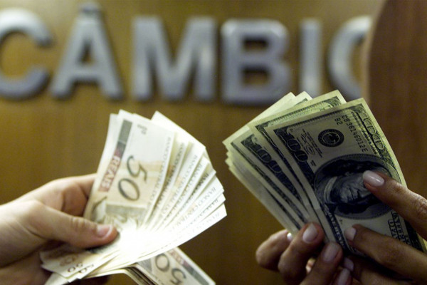 Dólar segue mercado internacional e sobe para R$ 5,43