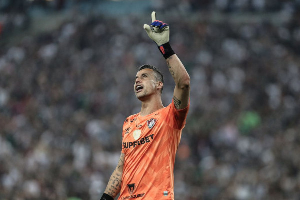 Fábio vira jogador com mais partidas disputadas no futebol mundial