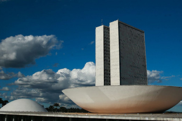 Câmara pauta projeto que regula redes sociais para crianças