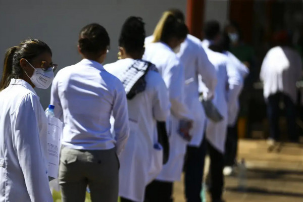Revalida 2025/2: nota de corte da primeira fase fica em 61 pontos