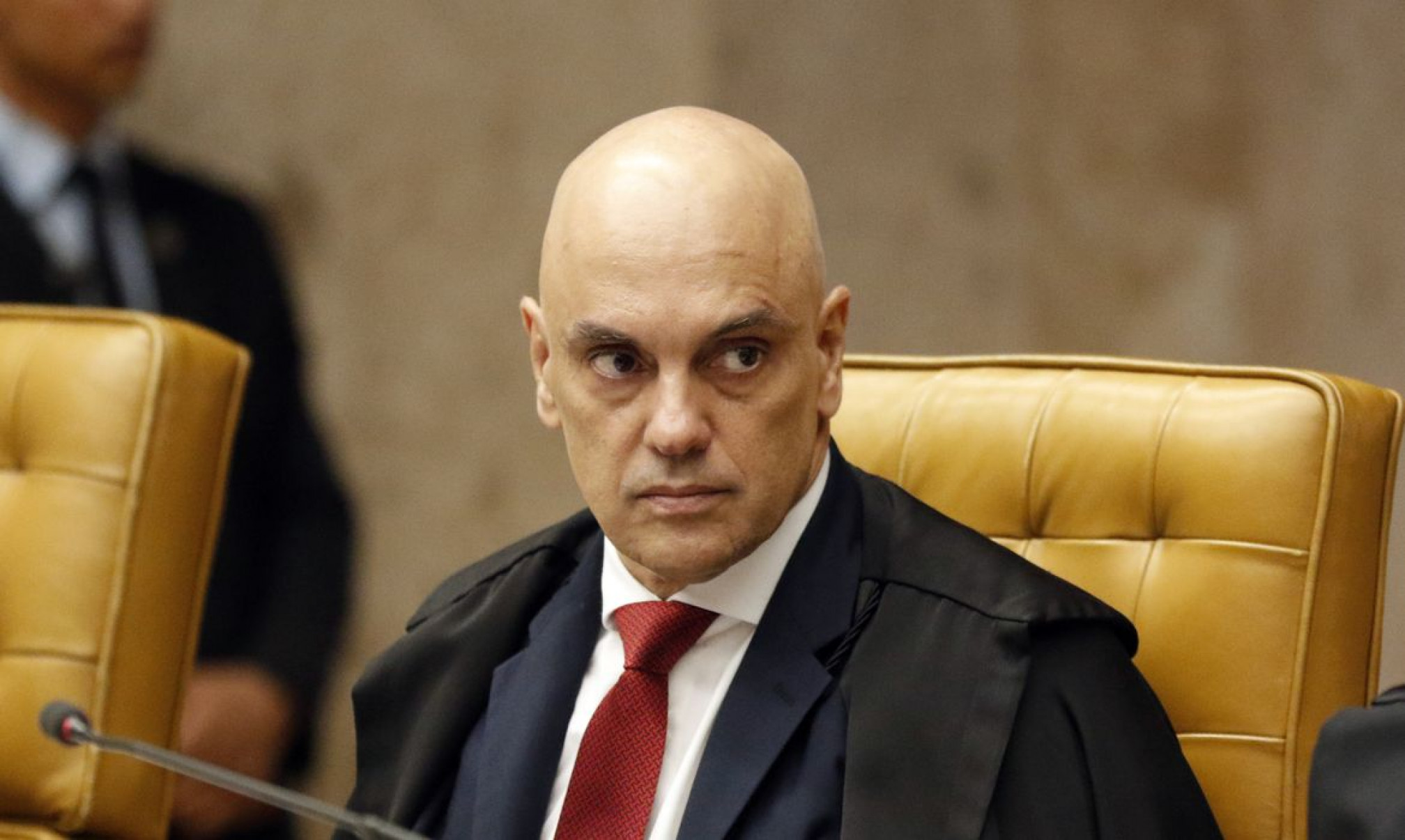 Bolsonaro tem até amanhã para explicar a Moraes pedido de asilo