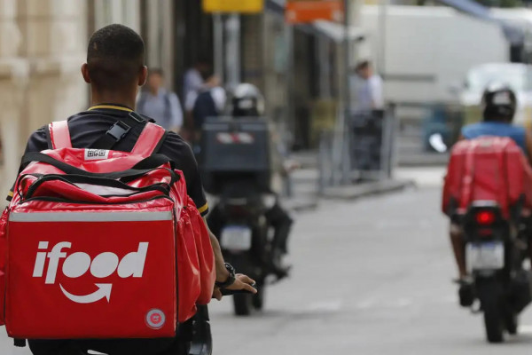 iFood e startup que aluga motos anunciam desconto para entregadores