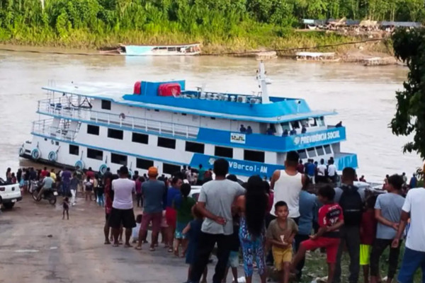 INSS usa barcos para orientar aposentados da Amazônia sobre descontos