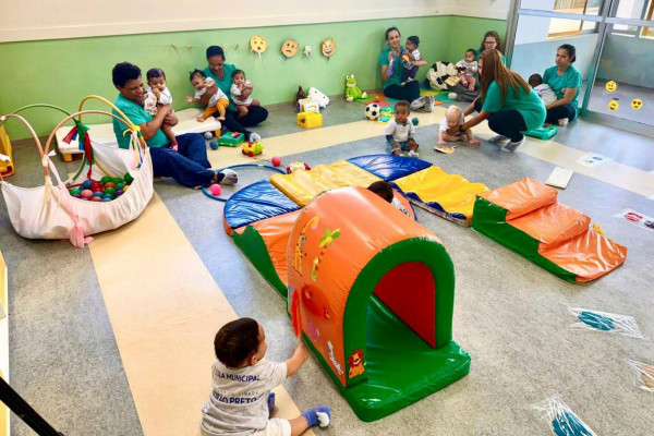 Crianças atendidas em creche de Ribeirão Preto: inscrições abertas
