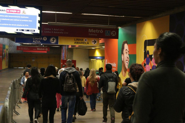 Falha em trem da CPTM lota estações em São Paulo nesta segunda