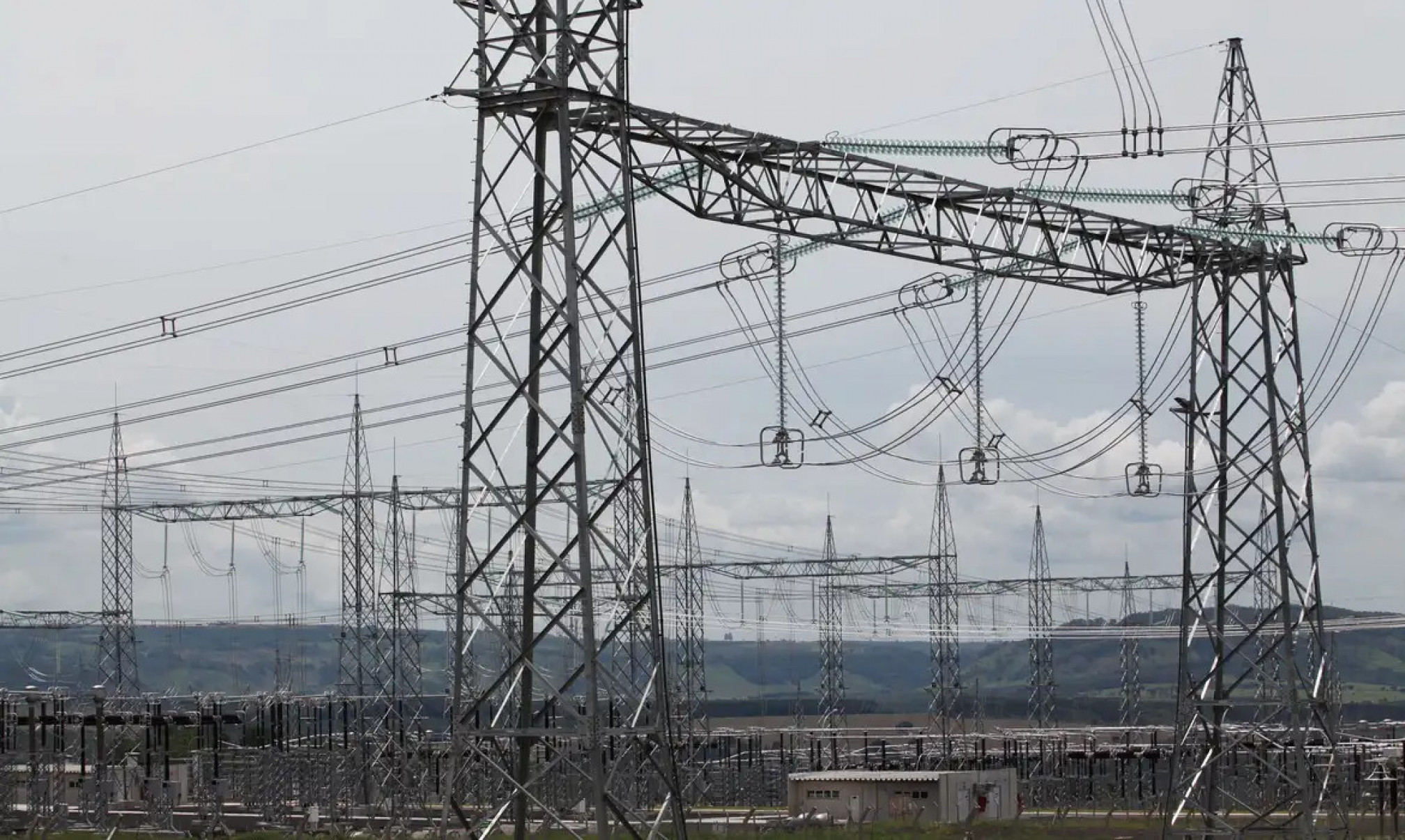 Hitachi anuncia nova fábrica visando data centers e energia renovável