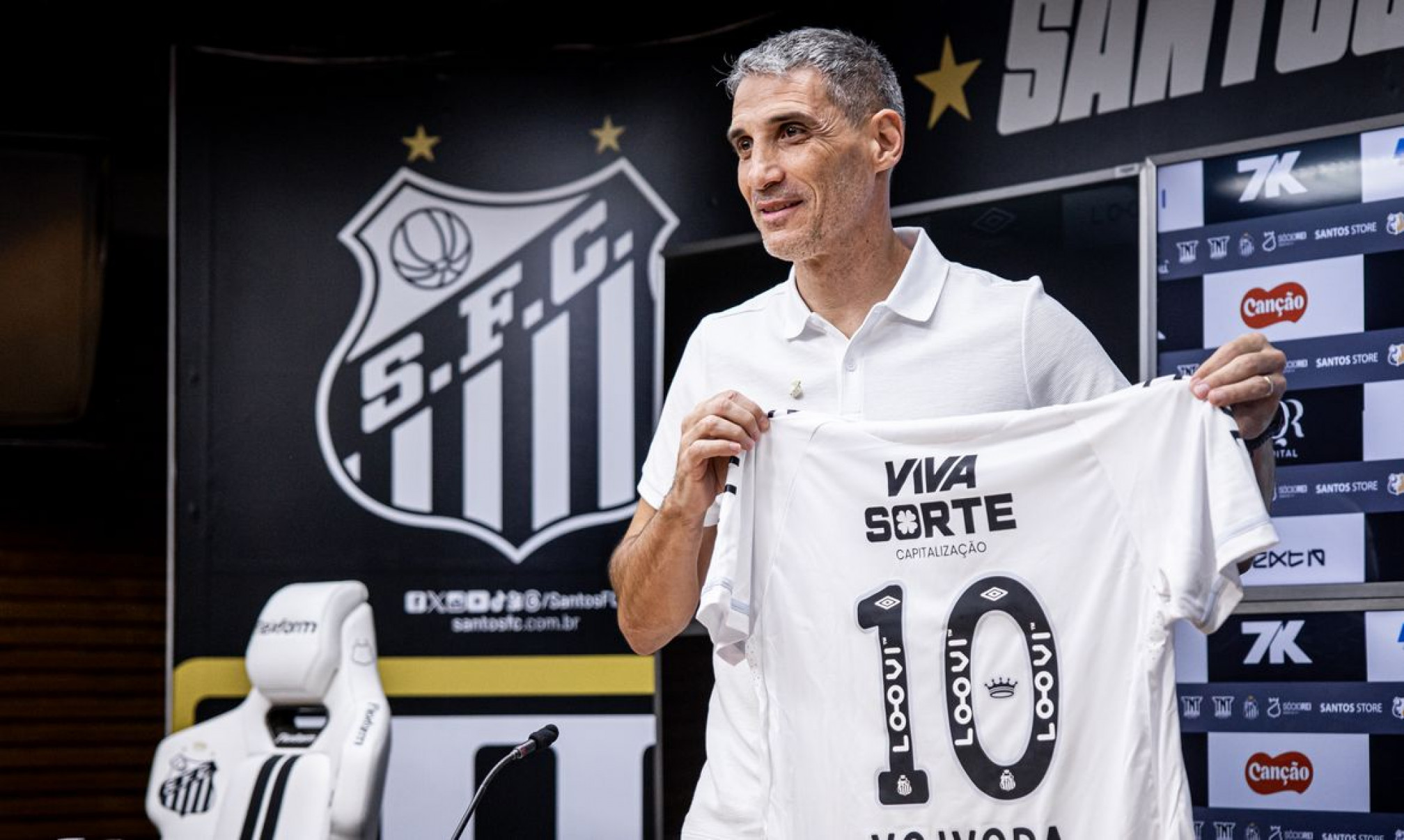Vojvoda é apresentado oficialmente como novo técnico do Santos