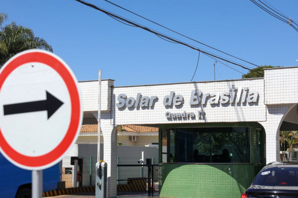 Moraes notifica governo do DF sobre monitoramento de Bolsonaro
