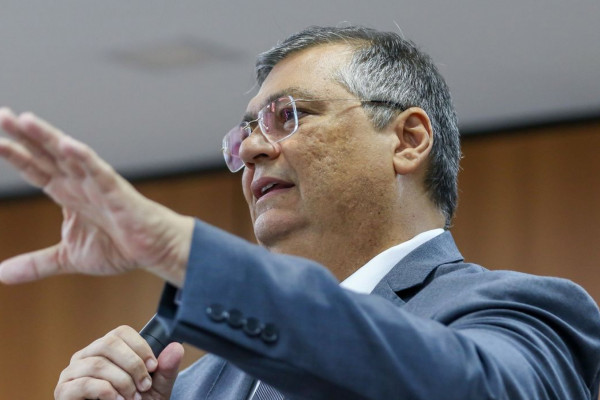 Dino dá 10 dias para Motta explicar trâmite do PL sobre adultização