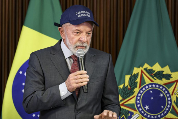 Lula defende regulação de big techs durante reunião ministerial