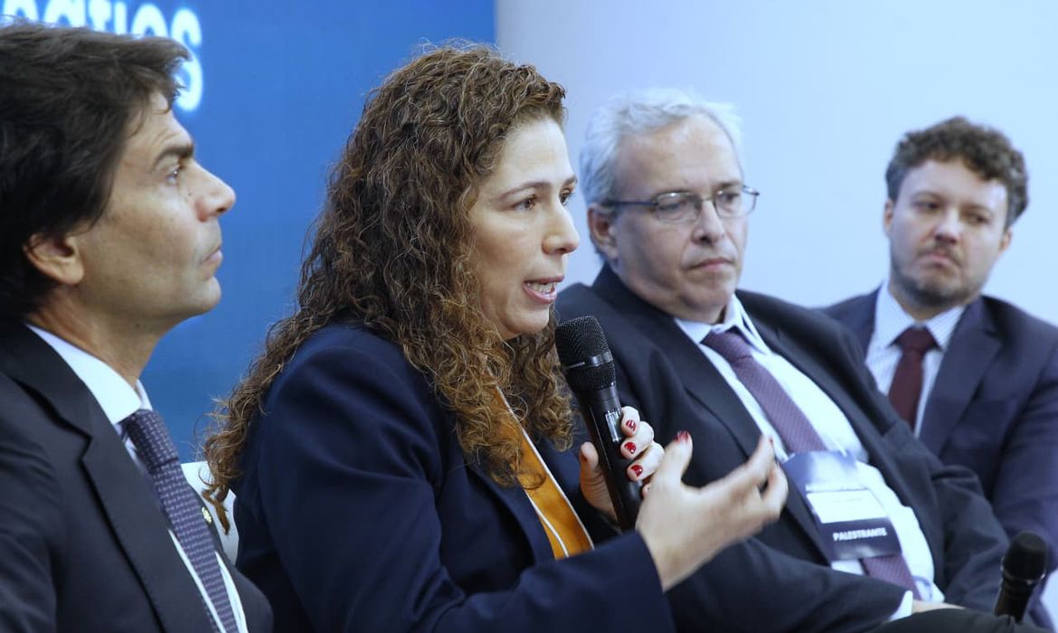 Ministra defende regras objetivas na avaliação de servidor em reforma