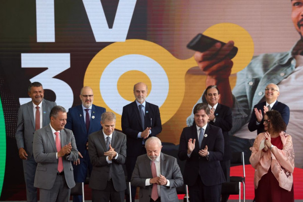 EBC participa da construção da TV 3.0 e celebra assinatura de decreto