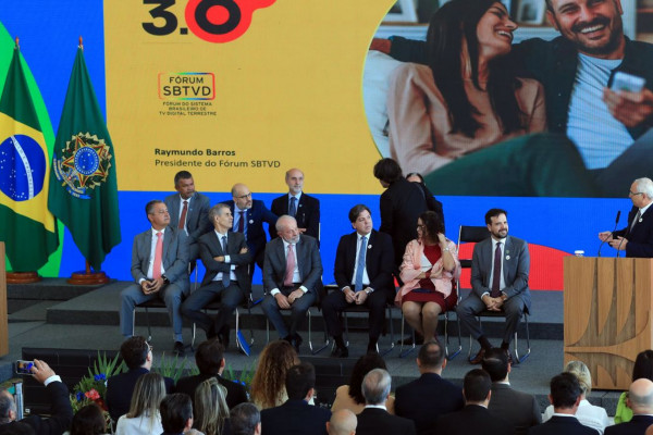 Lula assina decreto da TV 3.0; novo sistema deve começar em 2026