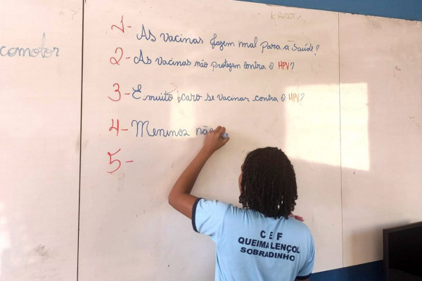 Vacina do HPV avança no público-alvo, mas precisa resgatar mais velhos