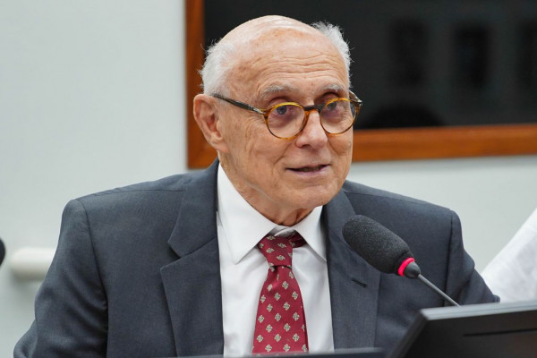 Suplicy passa mal e é internado em Niterói