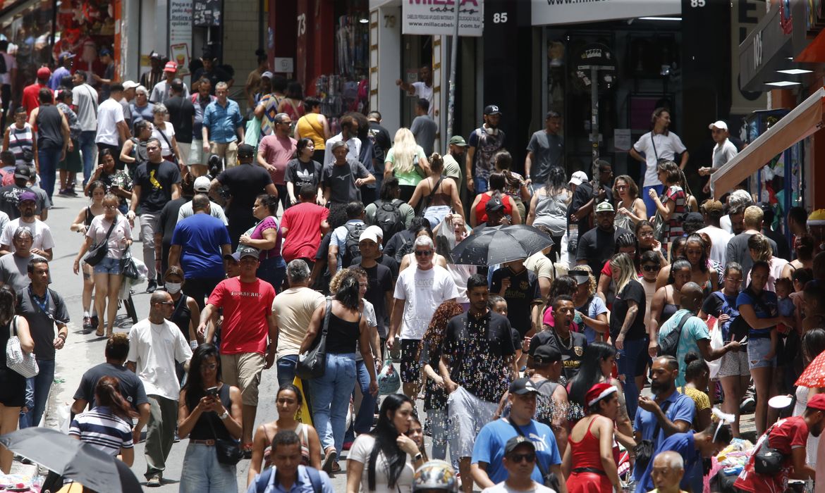 População brasileira chega a 213,4 milhões em julho de 2025
