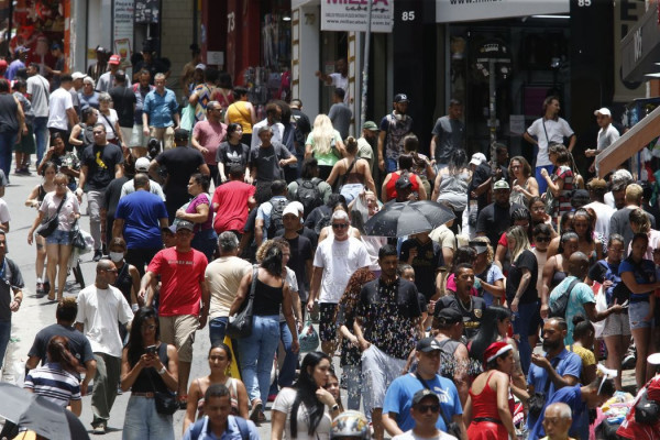 População brasileira chega a 213,4 milhões em julho de 2025