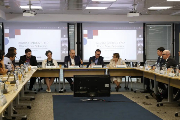 BNDES estuda suspensão temporária de dívidas de afetados por tarifaço
