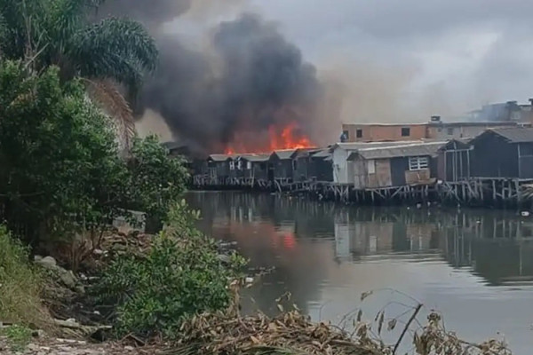 Incêndio volta a atingir comunidade em Santos e deixa feridos
