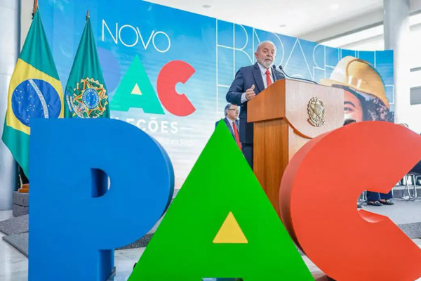 Lula anuncia R$ 9,7 bilhões para o transporte público