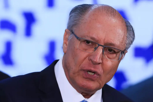 Falha em avião adia retorno de Alckmin ao Brasil