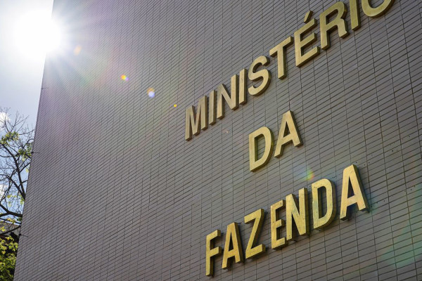 Despesas federais poderão crescer até R$ 168 bilhões em 2026