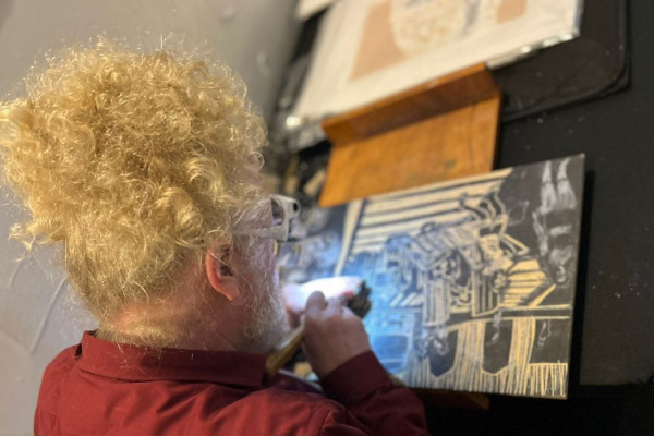 Artista com baixa visão fala da potência de pessoas com deficiência