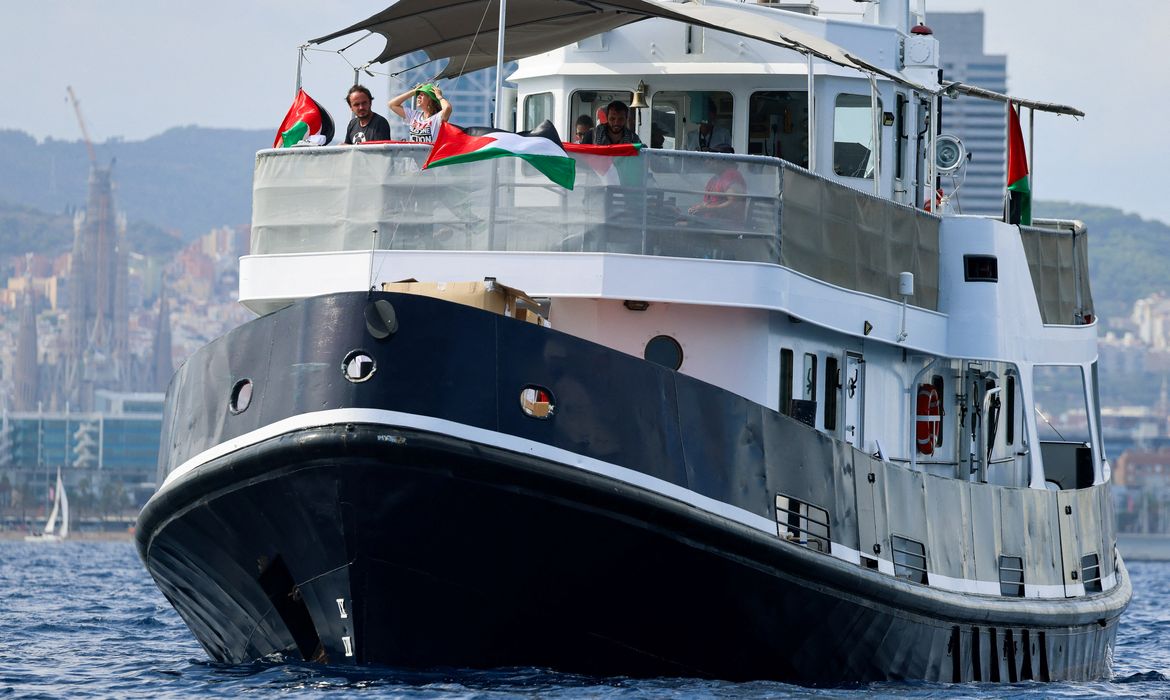 Greta Thunberg se junta à flotilha que se dirige com ajuda para Gaza