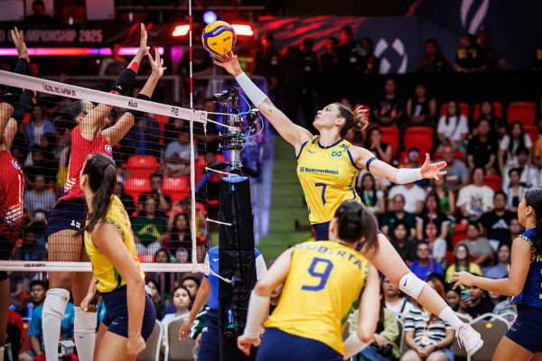Brasil vence e pega França nas quartas do Mundial de vôlei feminino