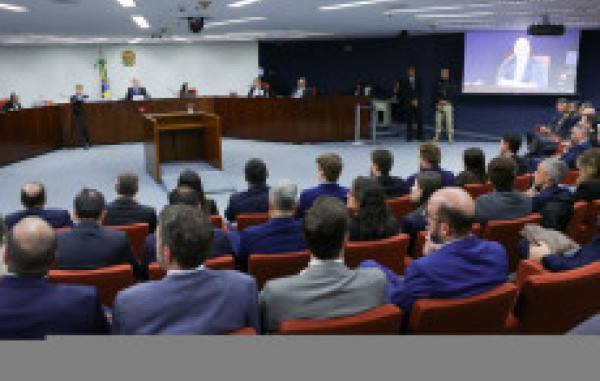 Saiba como foi o 1º dia do julgamento de Bolsonaro e mais sete réus