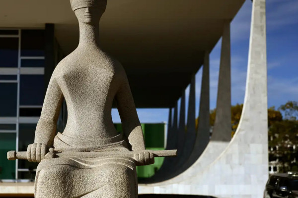 Advogado diz que fará "defesa verdadeira" e que Bolsonaro não está bem