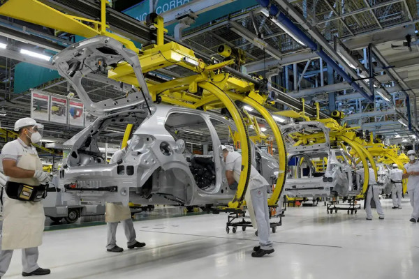 Produção industrial recua 0,2% em julho e acumula efeitos do juro alto