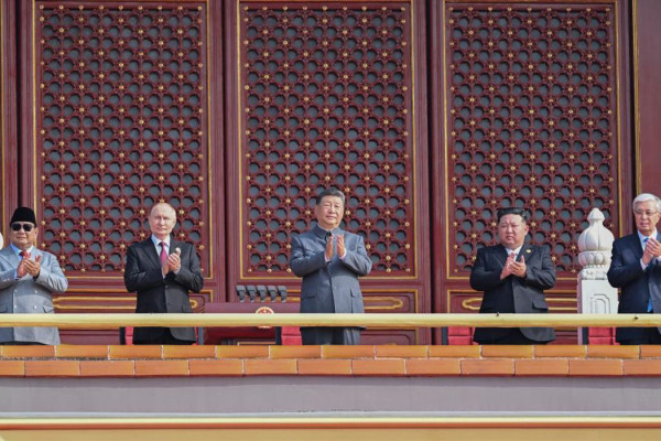 China faz desfile do Dia da Vitória e promete desenvolvimento pacífico