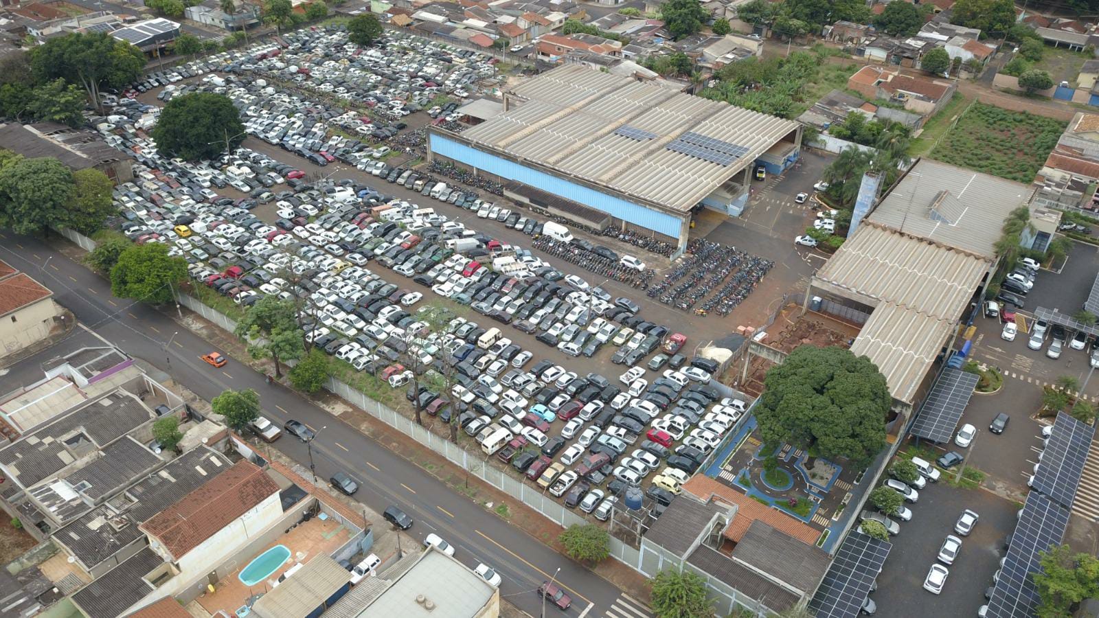 Pátio de veículos em Ribeirão Preto: fintech investigada fornecia máquinas de cartão