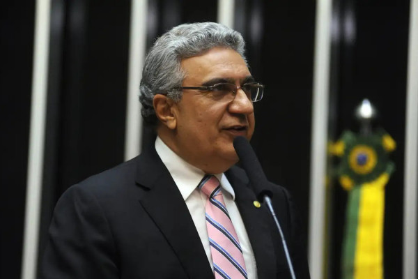 Laurez Moreira assume governo do Tocantins e exonera secretários