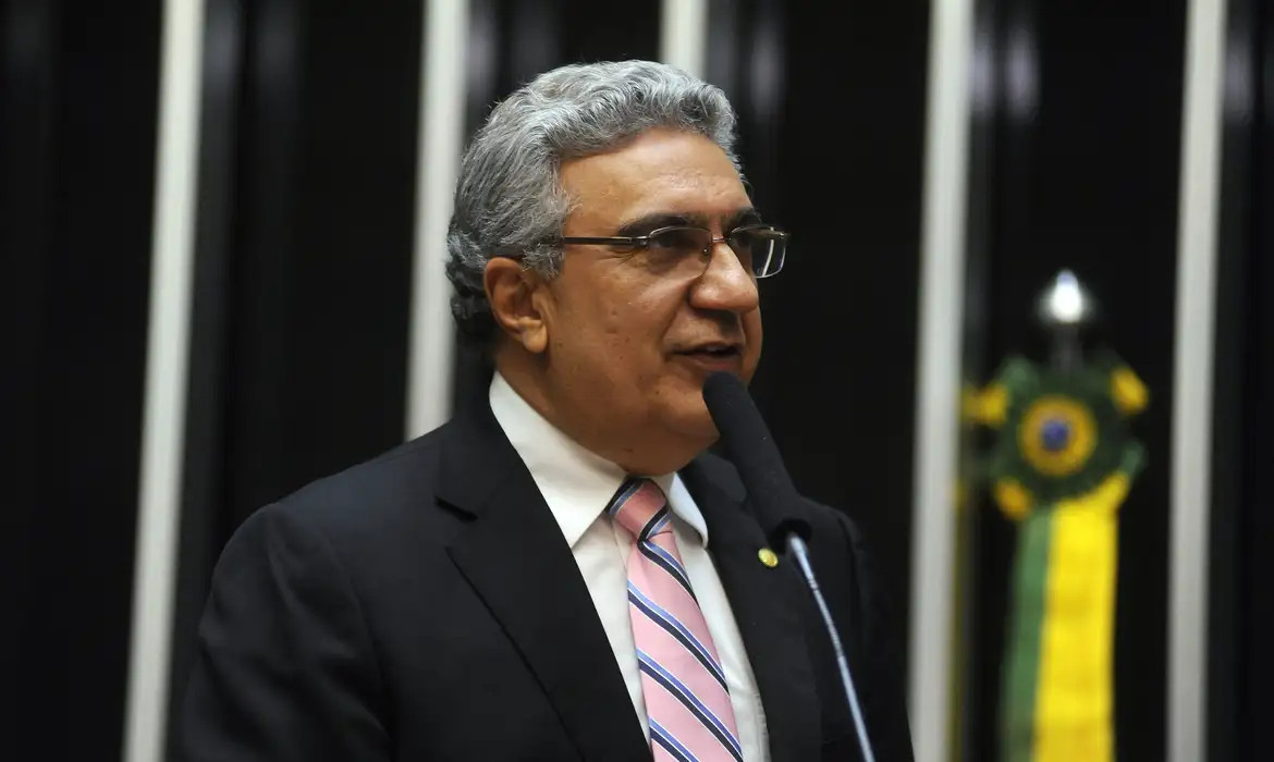 Laurez Moreira assume governo do Tocantins e exonera secretários