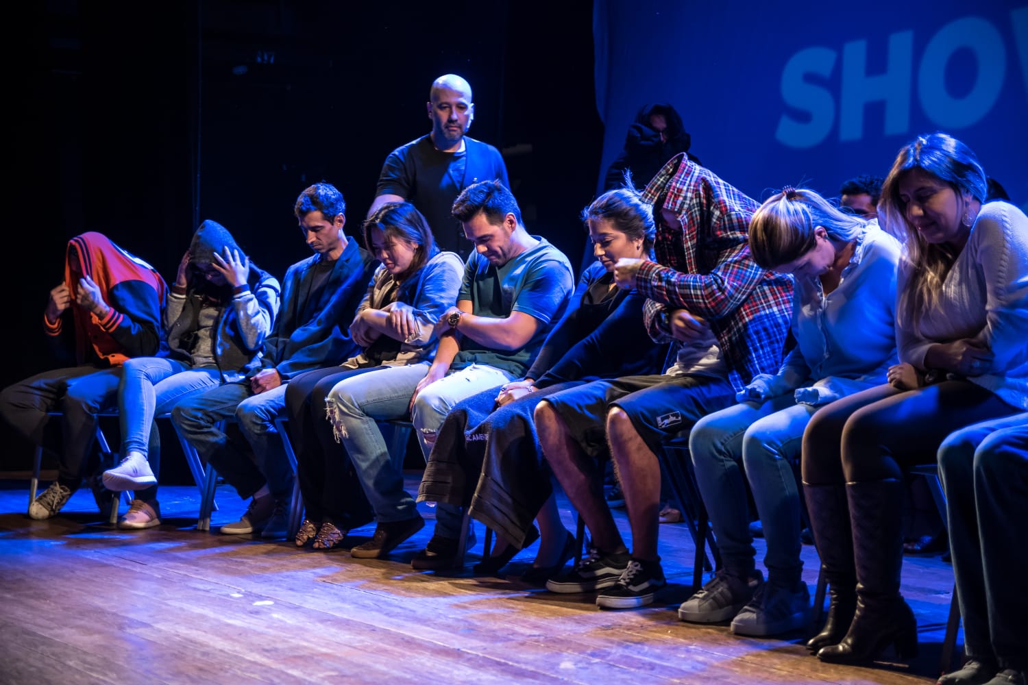 Hipnólogos André Attie, Eduardo Neaime interagem com o público durante o show