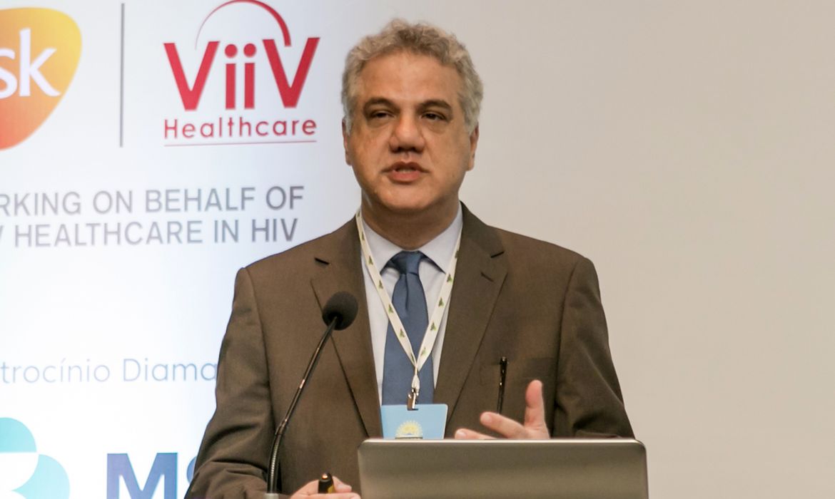 Covid-19 não desapareceu e casos continuam ocorrendo, alerta médico 