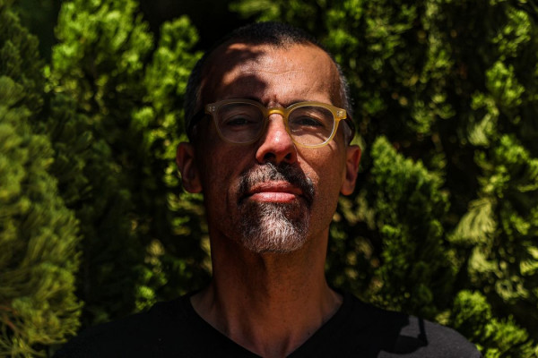 Jamil Chade relata desumanização de imigrantes sob Trump em distopia