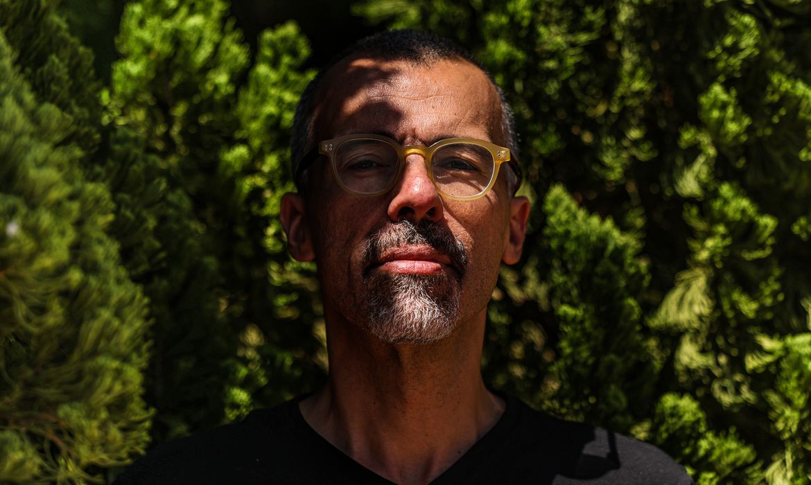 Jamil Chade relata desumanização de imigrantes sob Trump em distopia