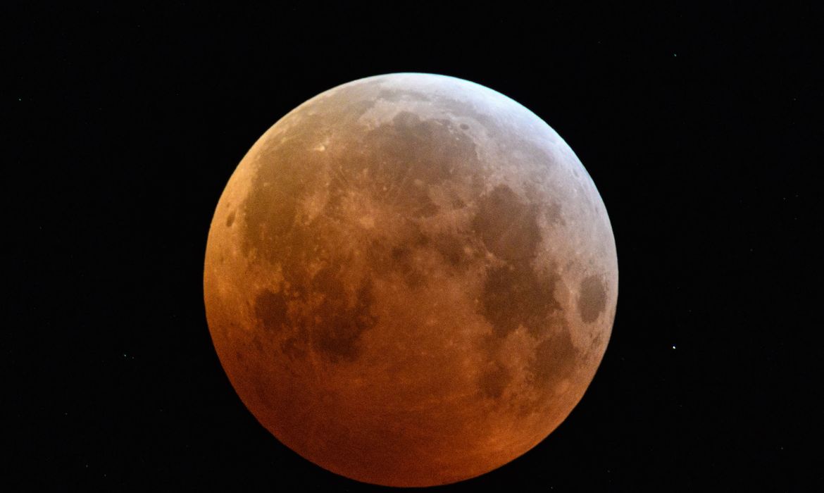 Lua de sangue: eclipse lunar total ocorre neste domingo