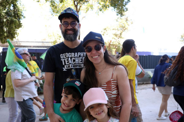 Brasileiros celebram soberania; Curupira e Zé Gotinha desfilaram 